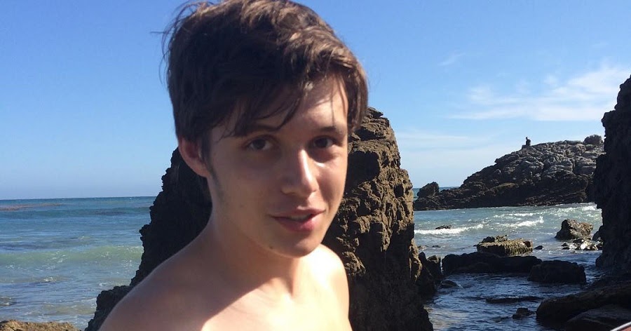 The Stars Come Out To Play Nick Robinson New Shirtless And Barefoot Pics