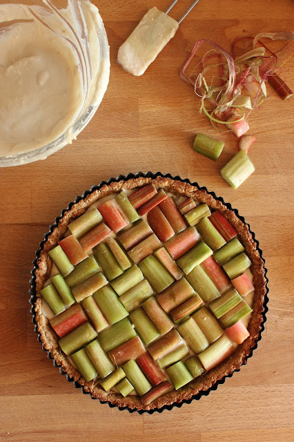 Tarte géométrique à la rhubarbe et à l'amande (vegan) Cuillère et saladier : Tarte géométrique à la rhubarbe et à l'amande (vegan)