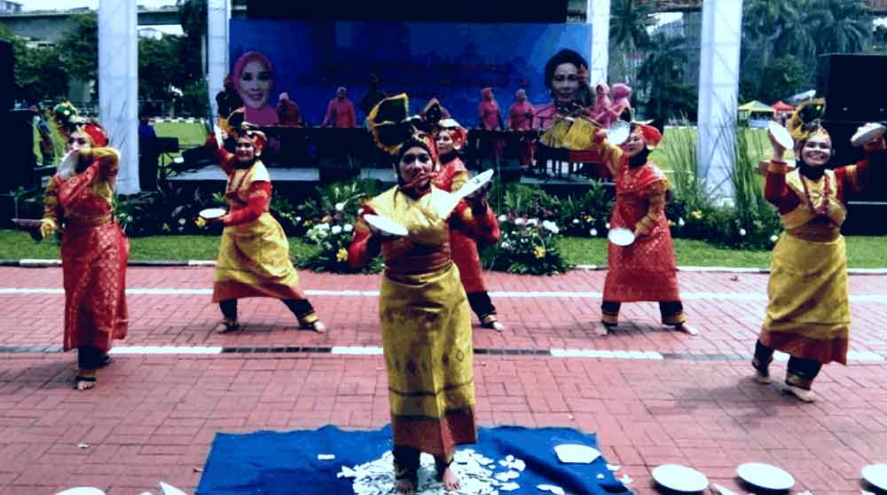Pola menari yang menggunakan kedua piring di tangan yang berasal dari minangkabau disebut tari