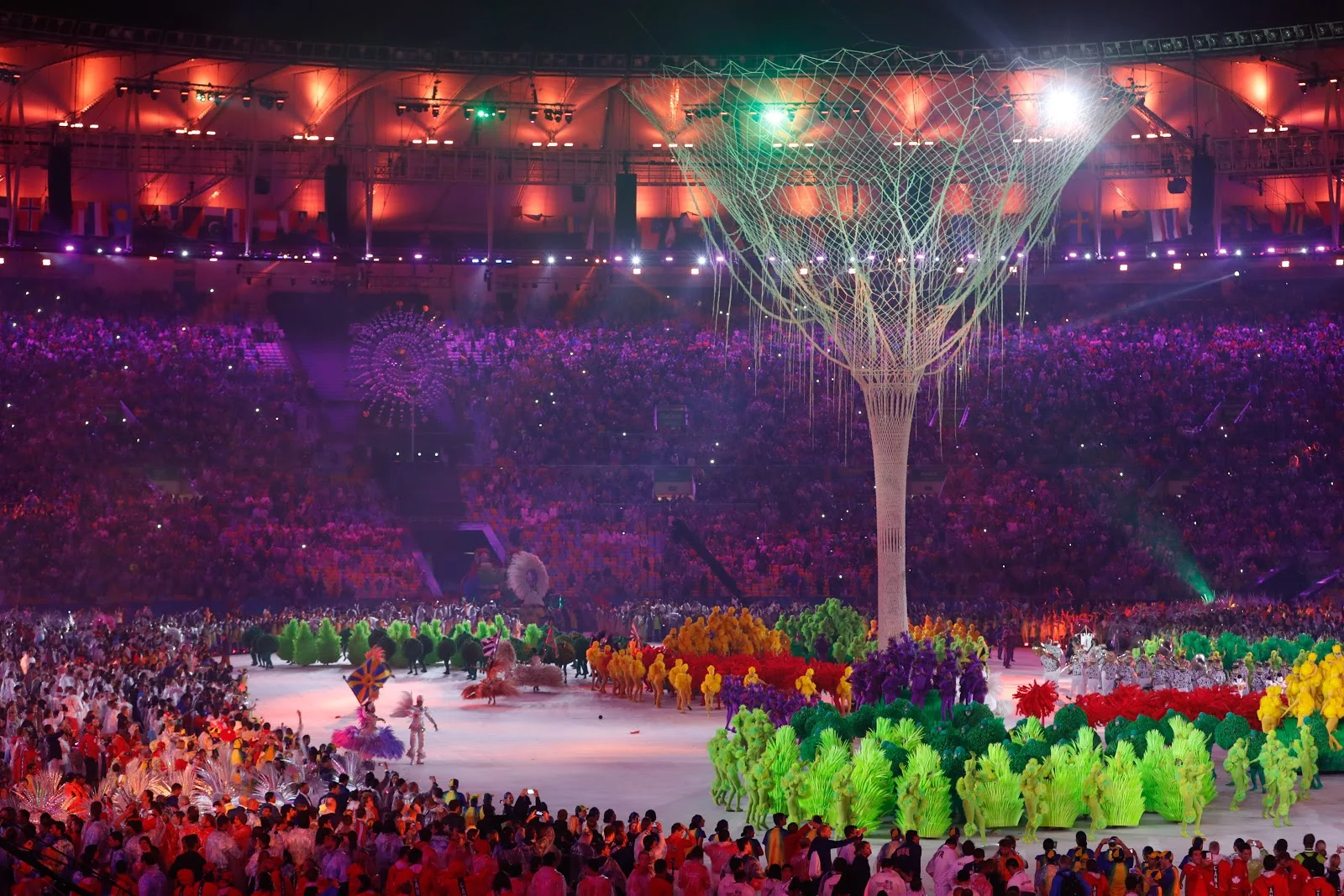 2016年のリオデジャネイロオリンピックの閉会式で夜のメインスタジアムに巨木のオブジェが神秘的に幻想的に立てられている