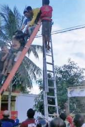 Tersengat Listrik Saat Pasang Kabel Fiber Optik Telkom di Depan RSUD Kuala Kapuas