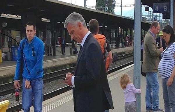 Mientras Peña gasta millones, El Presidente de Suiza va al trabajo en tren Mientras Peña gasta millones, El Presidente de Suiza va al trabajo en tren