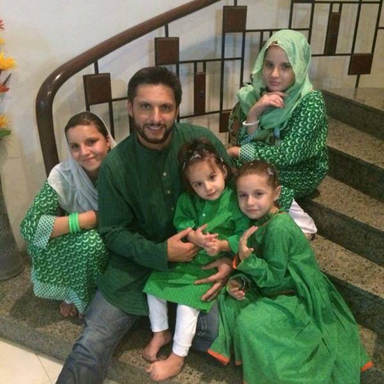 Shahid Afridi with his daughters Aqsa, Ansha; Ajwa and Asmara