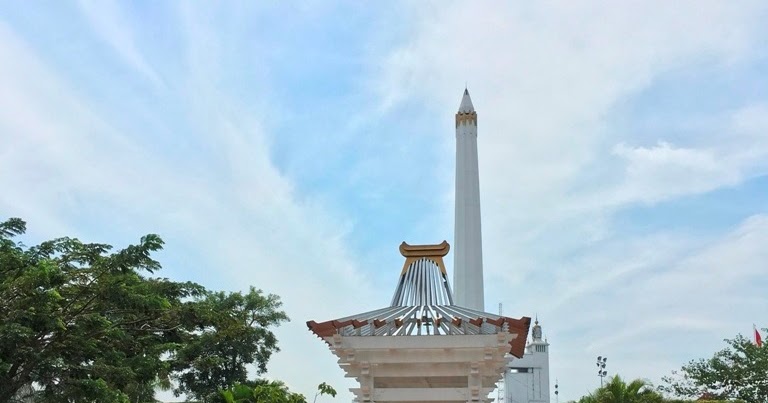 SEJENAK DI TUGU PAHLAWAN MALAM HARI