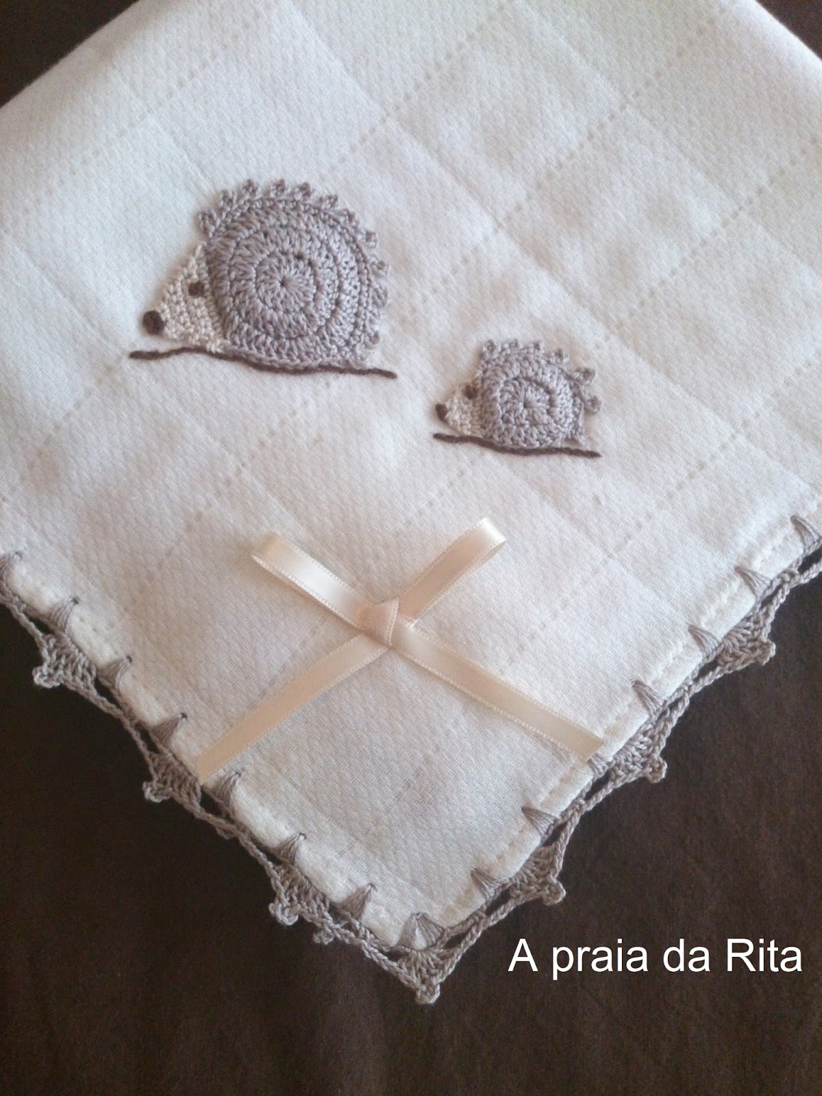 A praia da Rita Fralda de pano para bebé ouriços em crochet) / Baby muslin square (with A praia da Rita Fralda de pano para bebé ouriços em crochet) / Baby muslin square (with