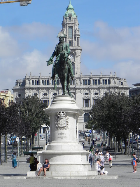 Estátua de Dom Pedro com a Avenida dos Aliados e a Prefeitura ao fundo - Porto - Coração - Portugal