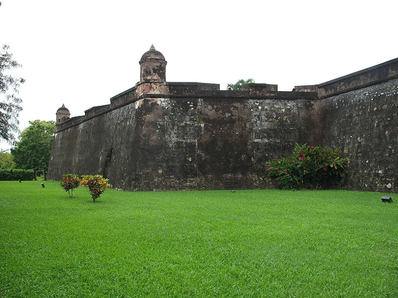 Fortaleza de San Fernando de Omoa dibangun oleh Spanyol untuk melindungi pantai Honduras dari bajak laut Inggris.