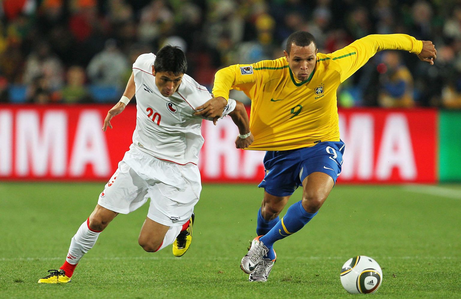 спор чили и боливии силала. чили боливия. сборная чили 2014. чили бразилия 2008 алексис санчес робиньо роналдиньо. игроки чили.