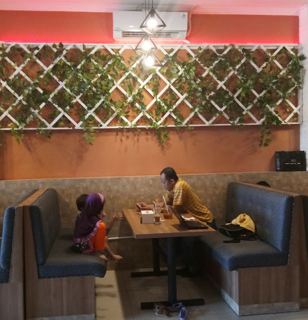 cafe untuk keluarga yang murah nyaman dan menyenangkan