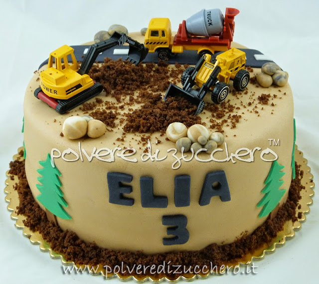 torta cantiere con: ruspa e mezzi di lavoro