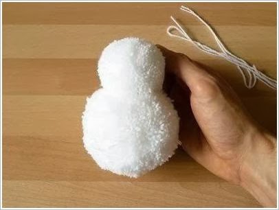 Снеговик из помпонов. Snowman of pompons