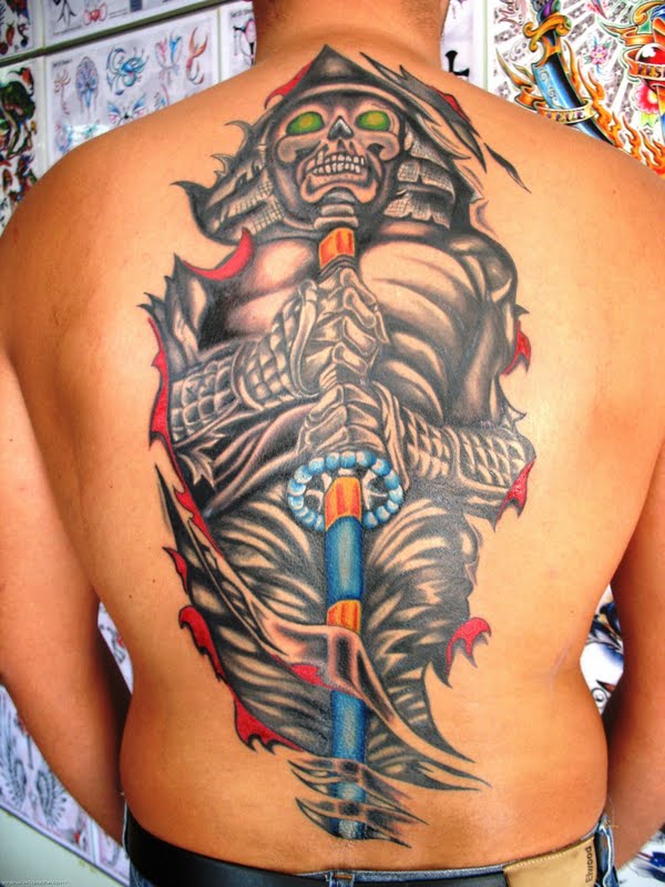 griffe-tattoo-tattoo-nas-costa-masculina