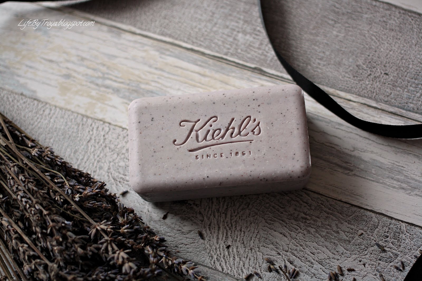 Review Kiehl's Gently Exfoliating Body Scrub “Lavender” and Lavender