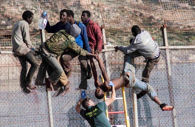 Százak rohamozták meg a határkerítést, átjutottak Spanyolországba