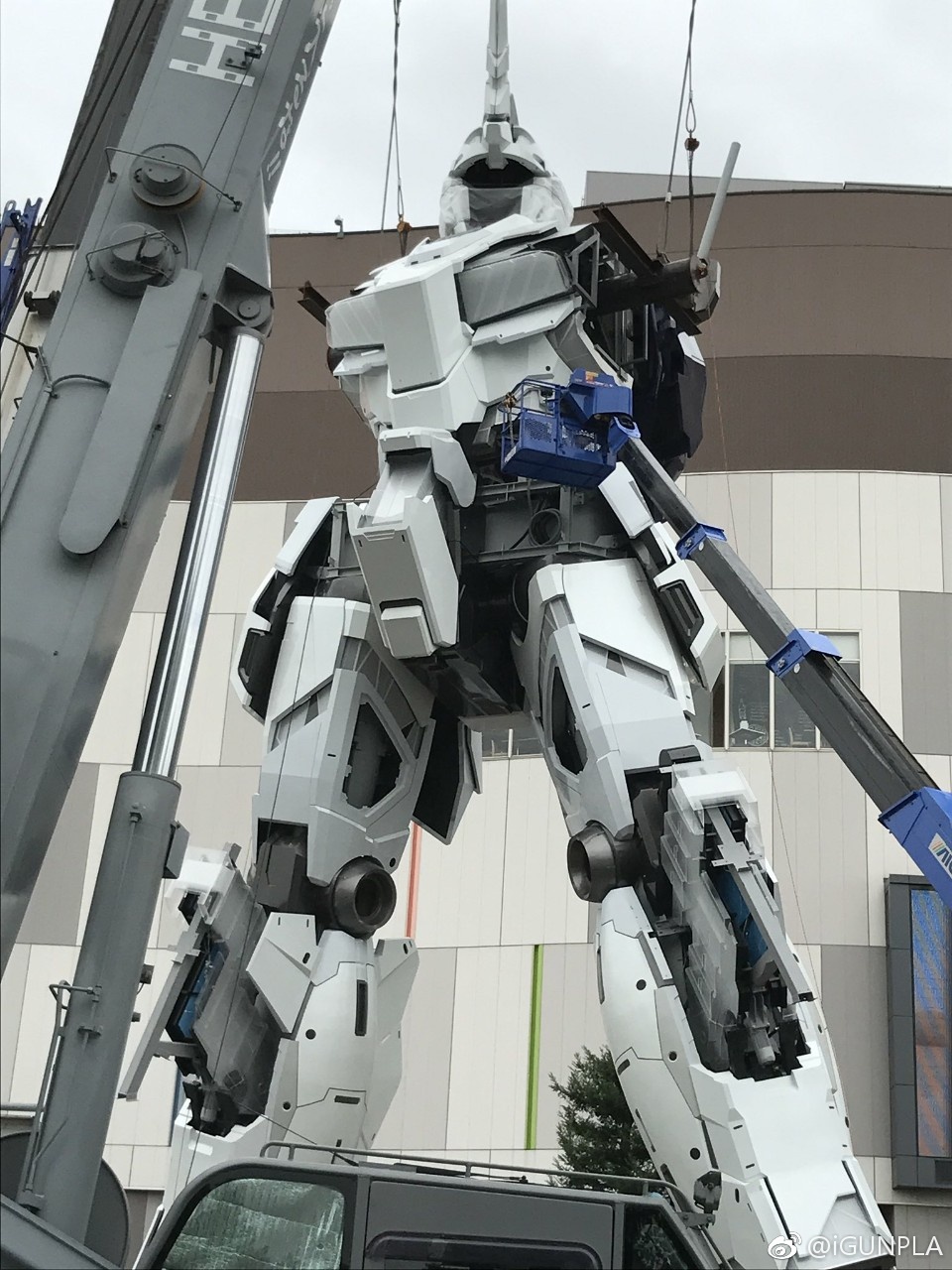Lifesize Unicorn Gundam's Progress Continues