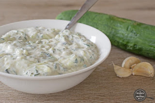 Tzatziki: dipsaus van komkommer, yoghurt en knoflook Tzatziki: dipsaus van komkommer, yoghurt en knoflook