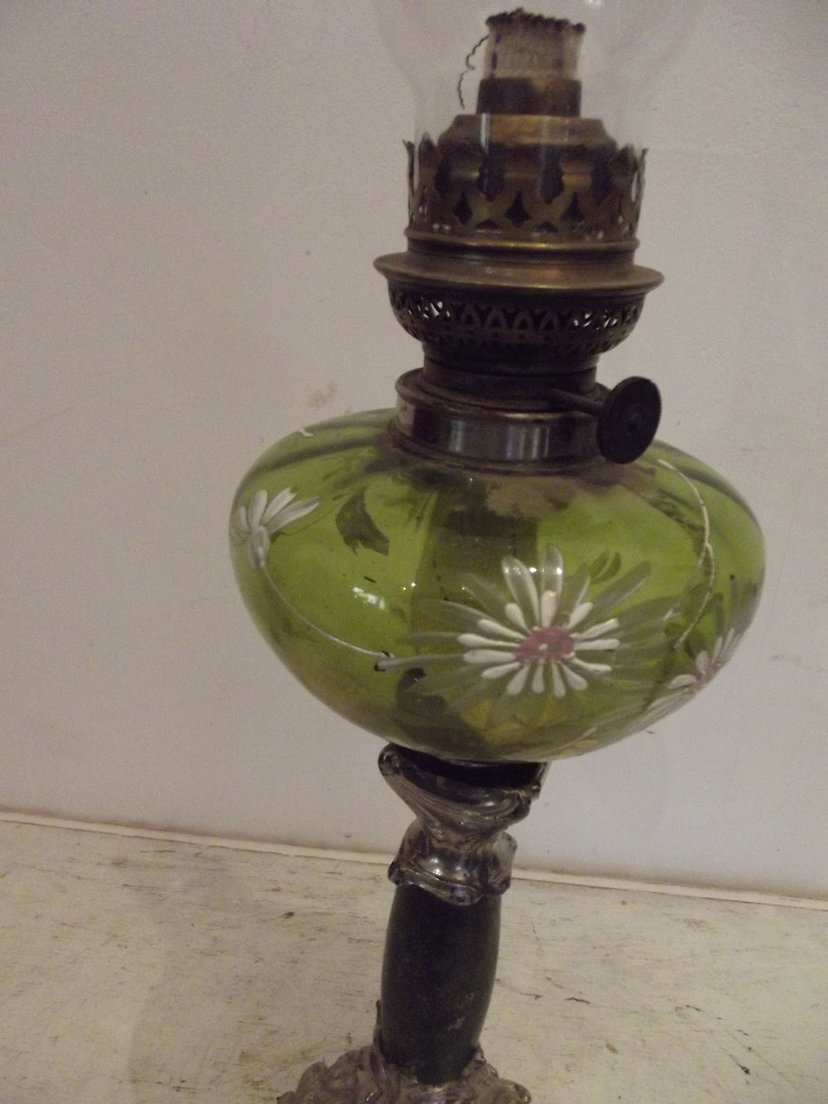 ancienne lampe pétrole verre vert émaillée décor fleurs métal couleur argenté