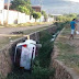Carro cai dentro de canal em Barreiras
