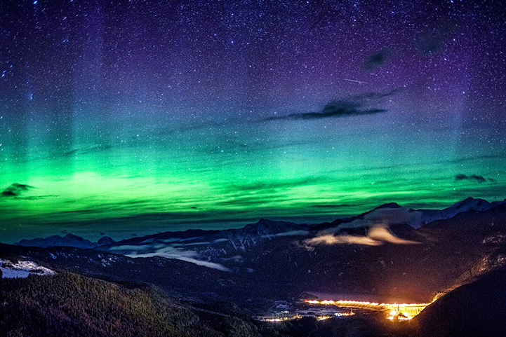Stunning Northern Lights Glow Over the Rocky Mountains