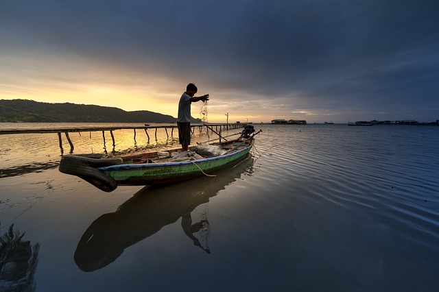 menjala ikan