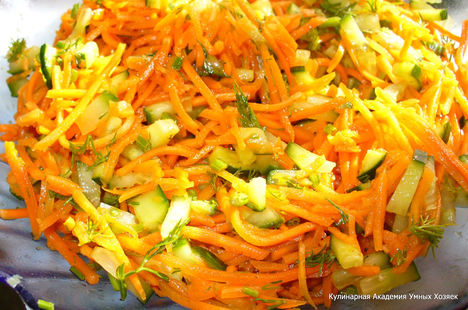 готовая морковка в салатнике