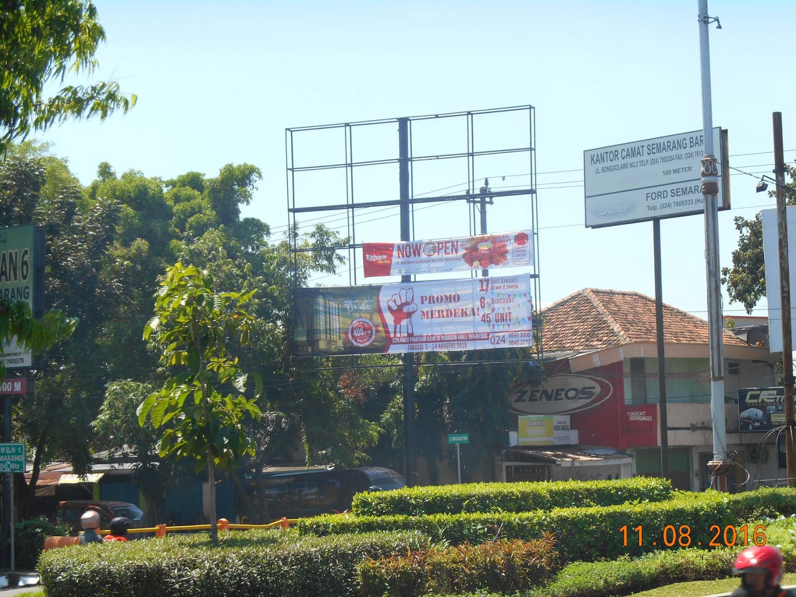 Panggung Spanduk Opening Richeese Factory Outlet Sudirman Semarang