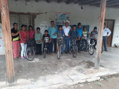 Reciben niños indígenas bicicletas para ayudarlos a llegar a su escuela.