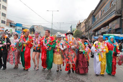 Comparsas y pepinos en el carnaval de La Paz
