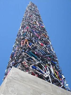 Esculturas y arte con muchas bicicletas