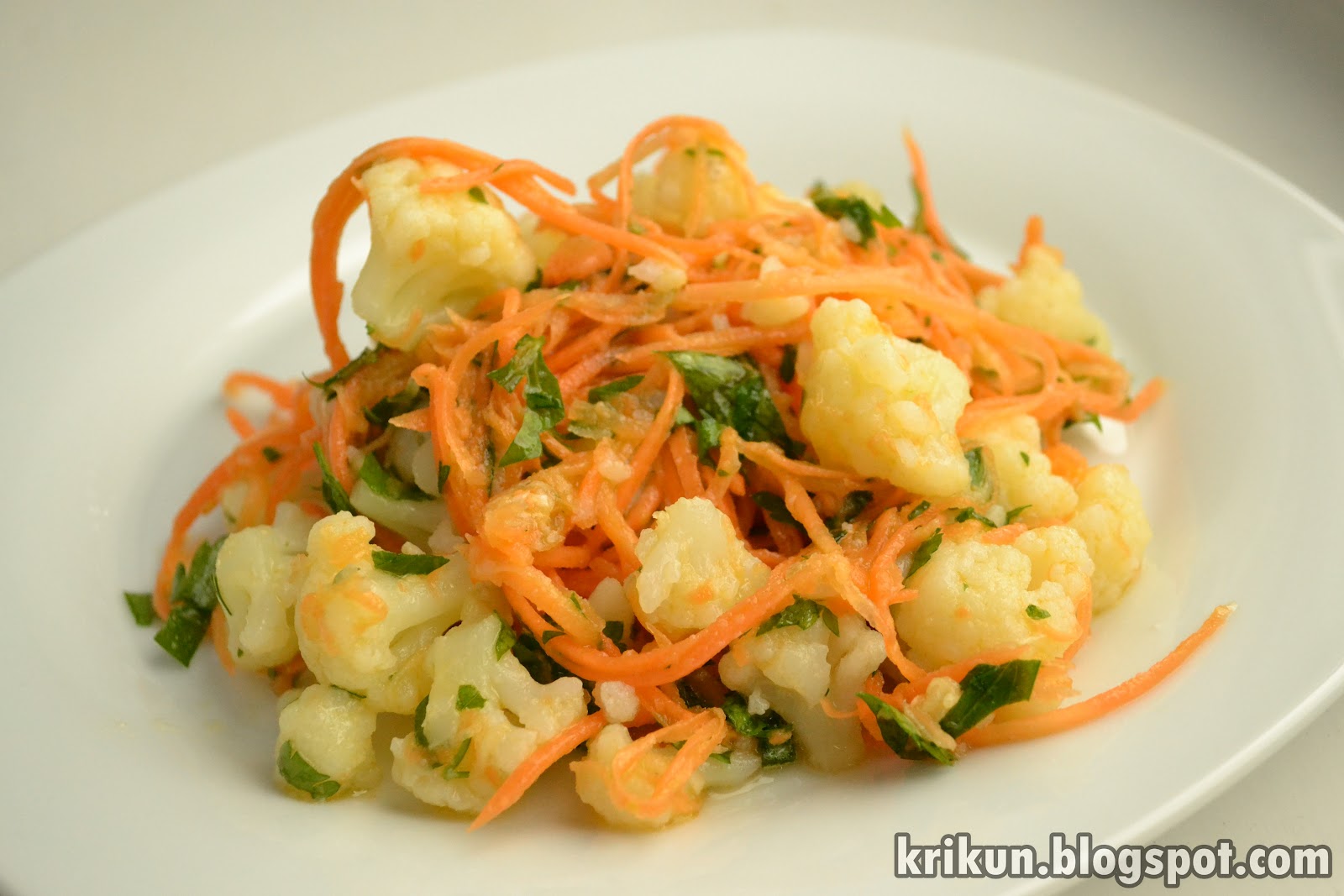 Салат из цветной капусты рецепты самый вкусный. Морковь по-корейски с цветной капустой. Салат из цветной капусты. Корейские салаты цветная капуста. Корейский салат из капусты.