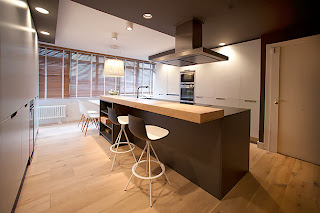 Marzua: Una cocina actual en tonos contemporáneos y madera de roble