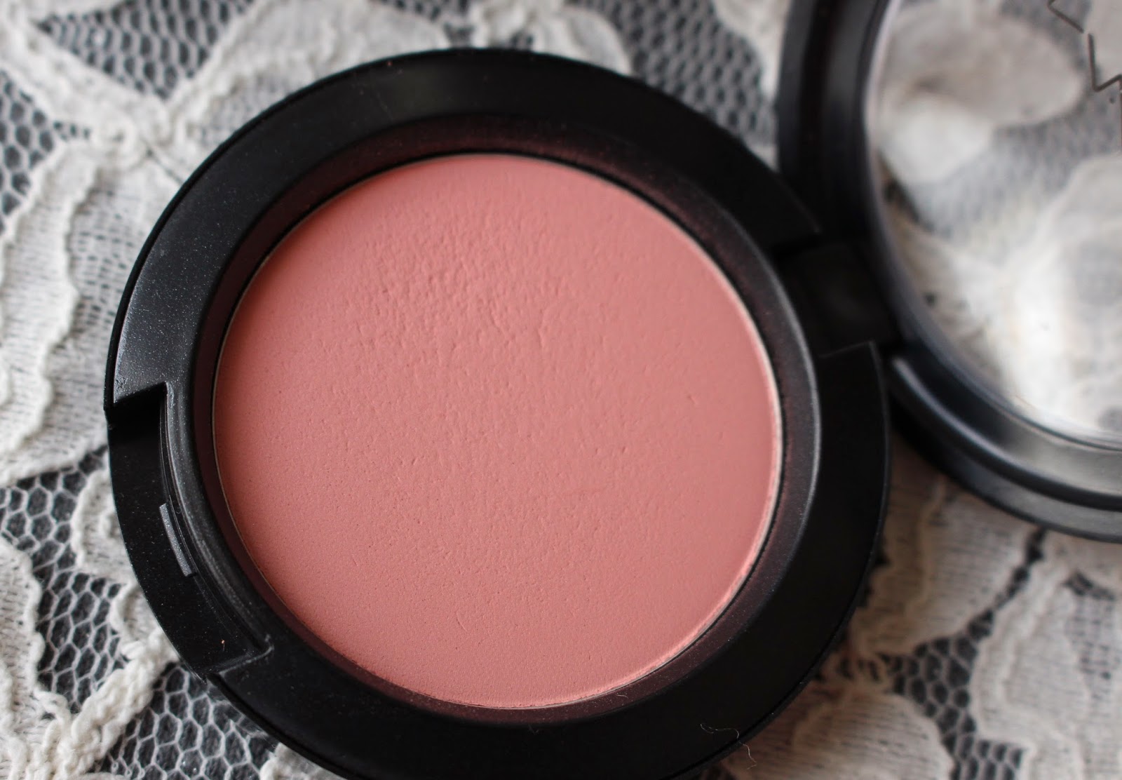 Mac mineralize blush цвета. румяна мак цвета. Mac full fuchsia blush. Mac powder blush sunbasque. Mac extra dimension blush свотчи.