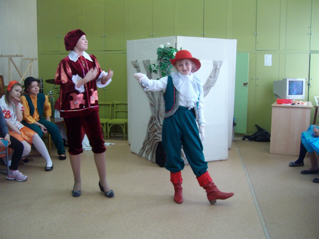 Детская вечеринка в стиле женщины кошки. Коты волшебники. Три кота задания для детей. Кошачья вечеринка. Мультик три кота карамелька.