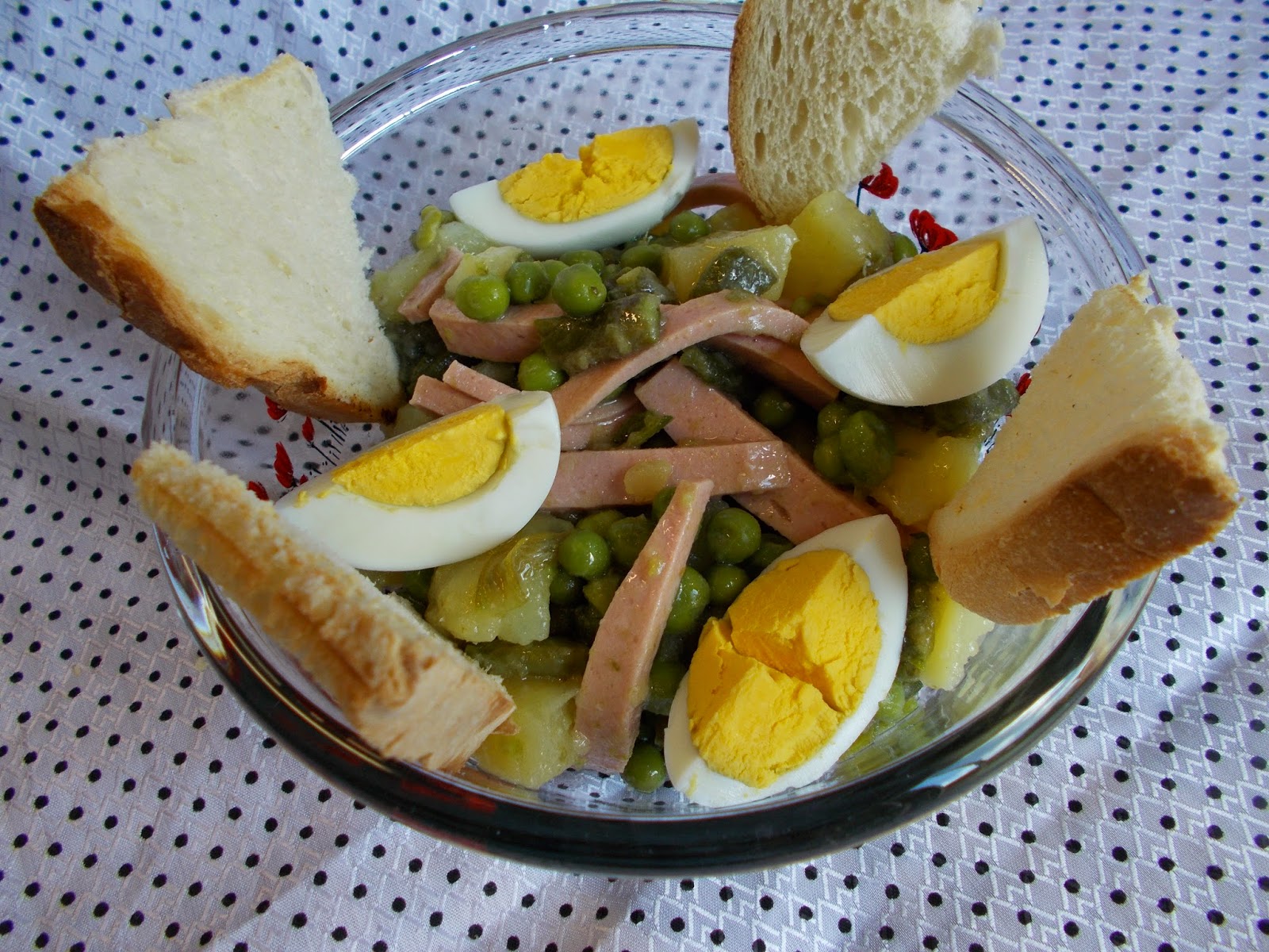 Salata cu mazare si oua fierte