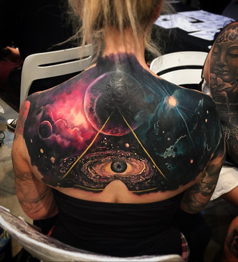 Escondido na vasta galáxia é um "olho que tudo vê", que adiciona mais mistério para a sua tatuagem. No entanto, o símbolo é, geralmente, para o simbolismo do despertar espiritual e o poder.