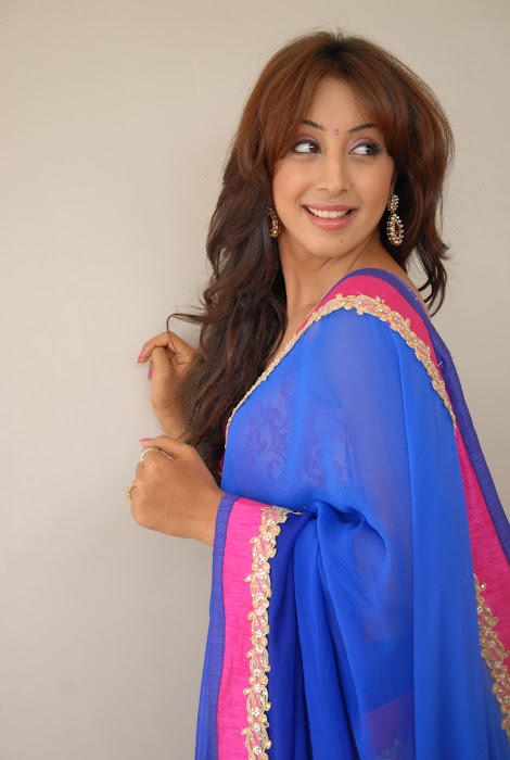 sanjana bare back in saree unseen pics