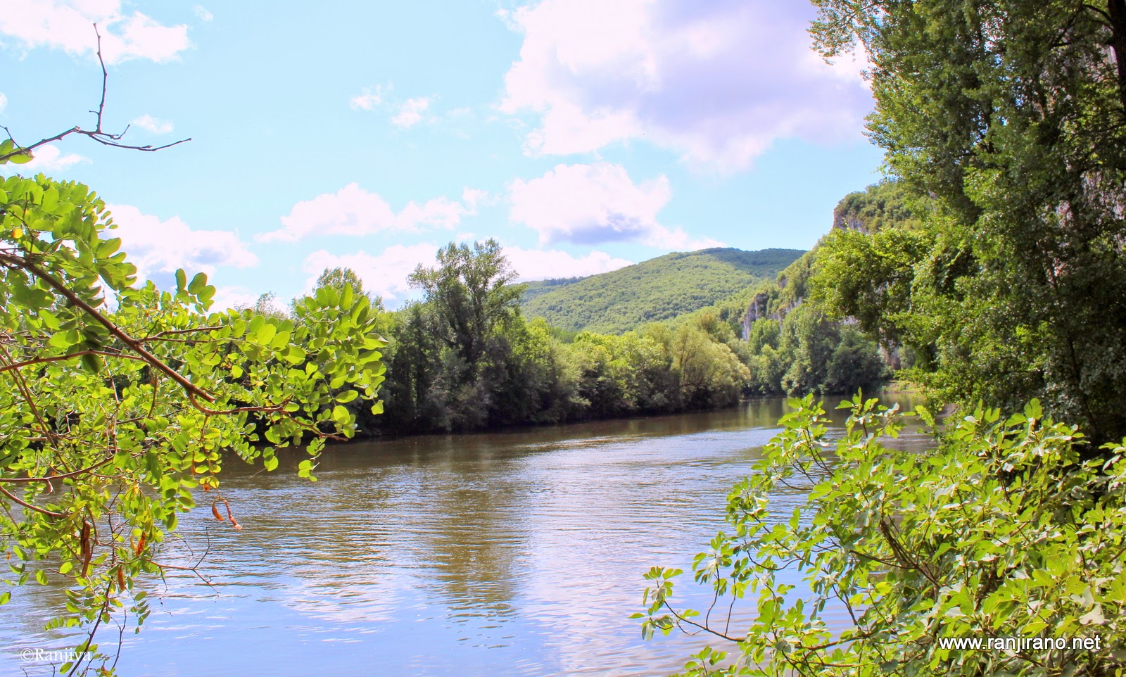 Le long de la rivière, un chemin de halage dans le Lot [France