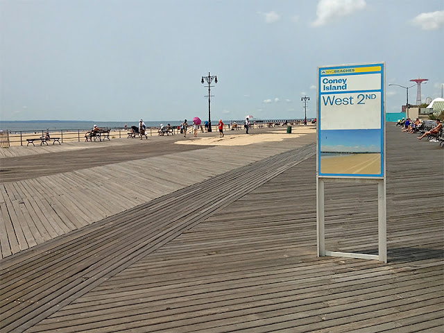 La promenade en planches de Coney Island Beach