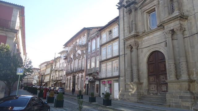 A Igreja da Misericórdia e o casario vimaranense Largos do Centro Histórico de Guimarães
