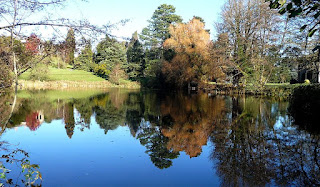 https://commons.wikimedia.org/wiki/File:Autumn_Lake_at_Whitley_Court_-_Flickr_-_gailhampshire.jpg