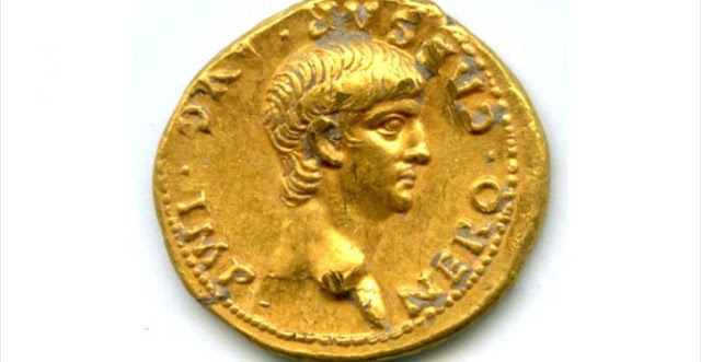 moeda de ouro com o rosto do jovem Nero 