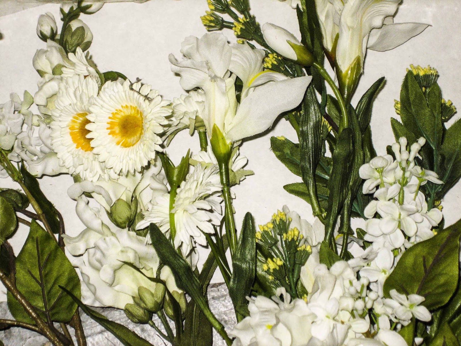 GARAGE SALE A Bundle Of WHite Silk Flowers