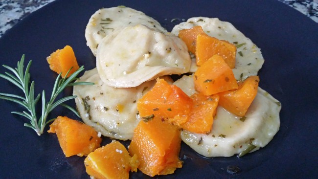 Unos raviolis con trocitos de calabaza