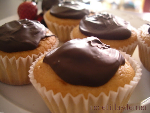 Magdalenas Rellenas DE Fresa Y Cobertura DE Chocolate