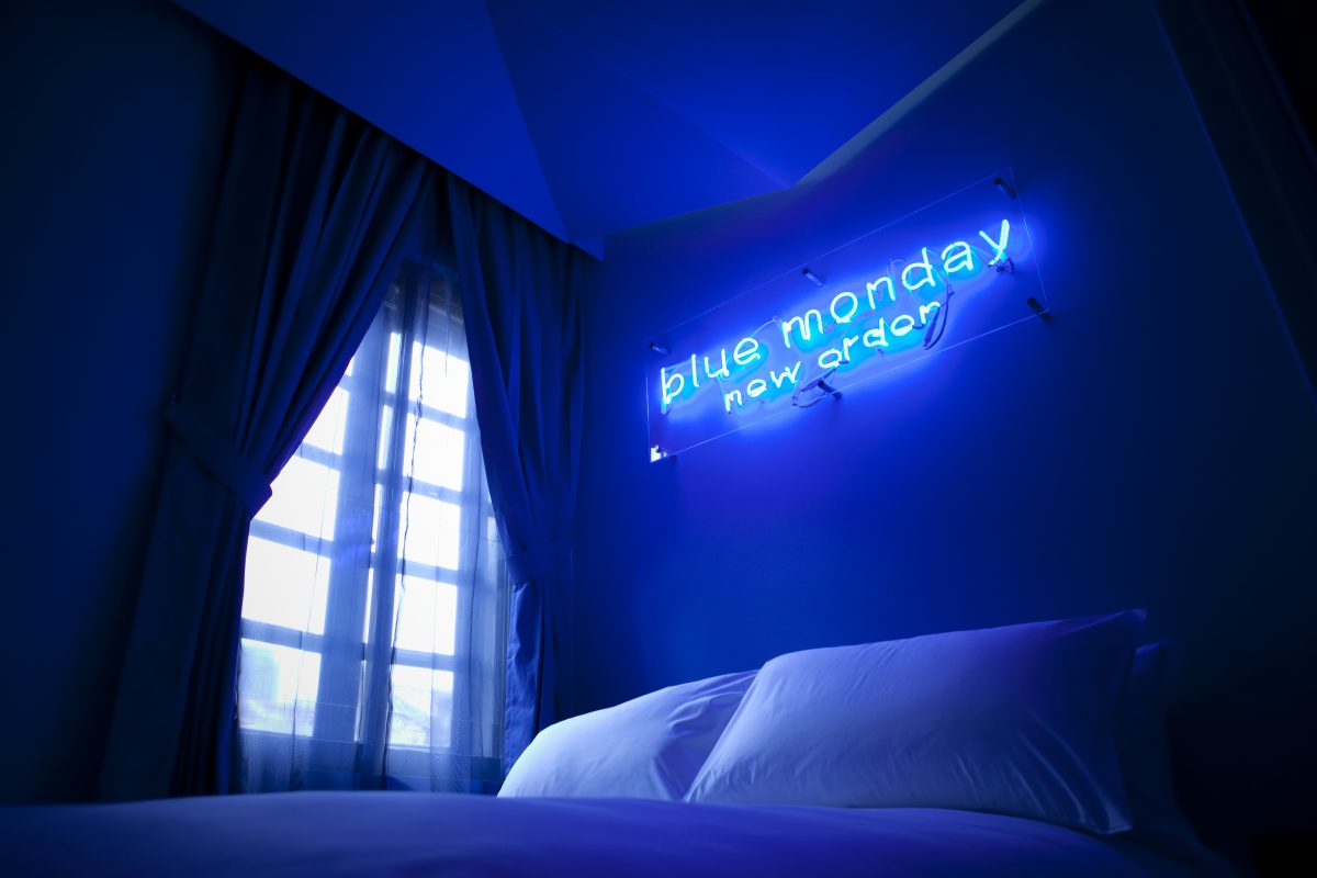 I like this room. темно синие стены. спальня 18 м мидсенчури. уютная кровать с подушками. спальня с панорамными окнами в доме.