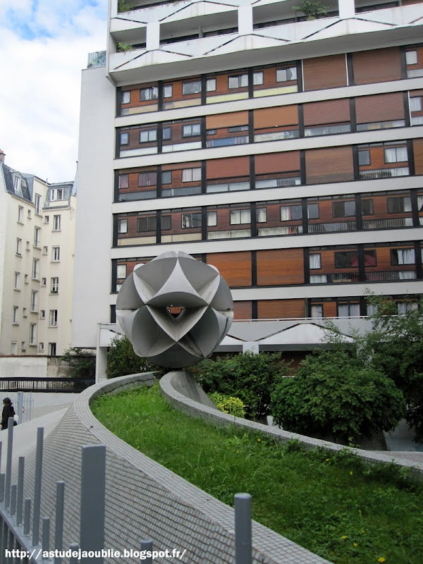 Paris 13eme - Résidence Xaintrailles  Architectes: Roger Anger, Pierre Puccinelli (L'oeuf)  Intégration: L'Oeuf Centre d'Etudes  Construction: 1968