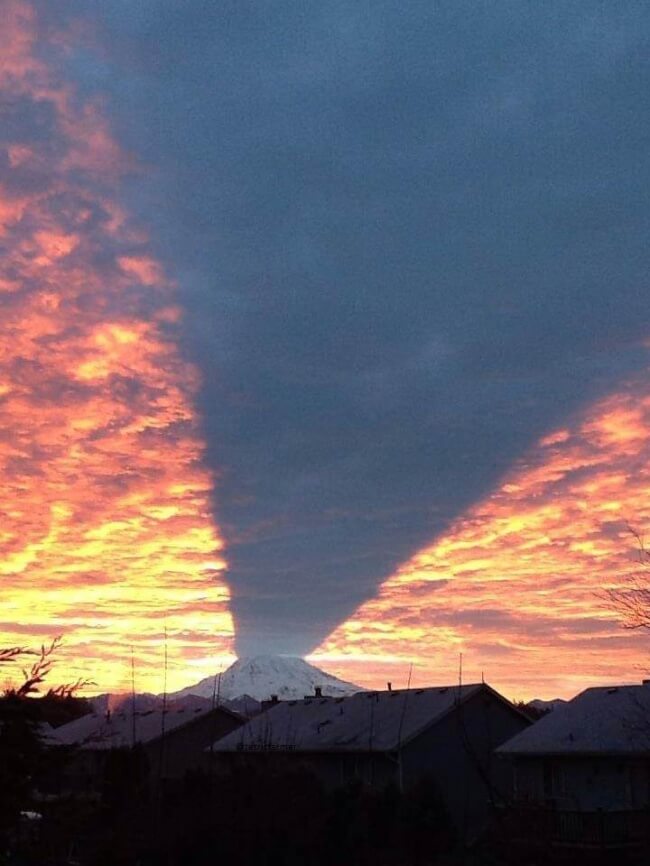 18 Extraordinary Pictures: Filters Fade in Front of Nature’s Magnificence - A rain cloud casting a shadow during sunset