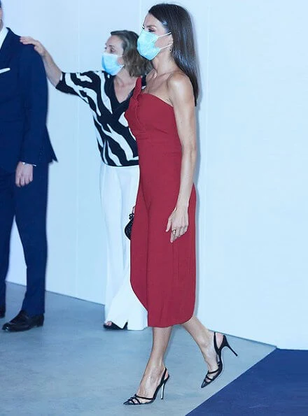 Queen Letizia wore a red dress by Roberto Torretta, a slingback pumps from Manolo Blahnik, she carried Bottega Veneta satin clutch