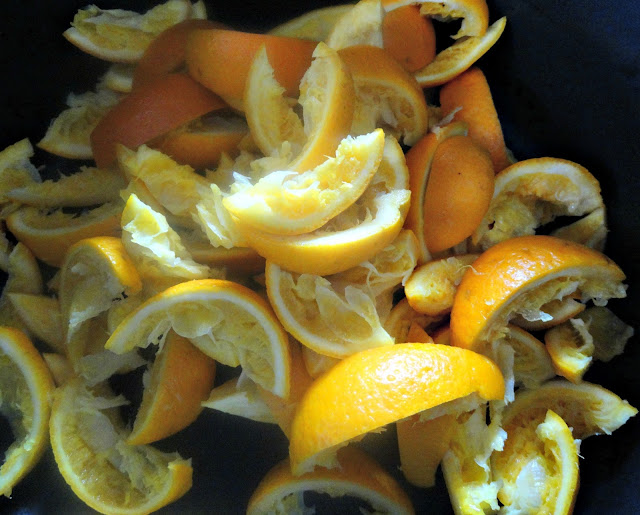 Cascaritas de naranja listas para confitar