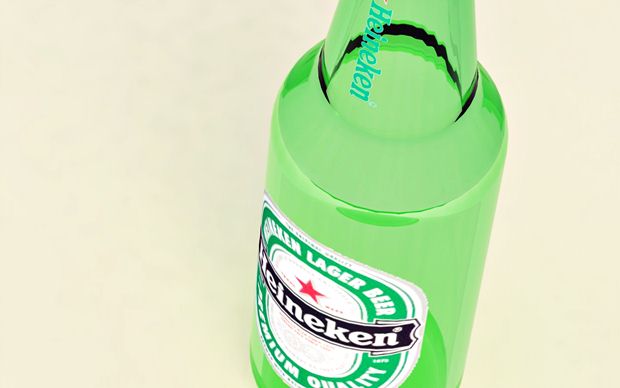 Detalle de la etiqueta de la botella de Heineken con Solidworks.